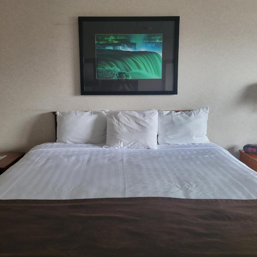Travelodge By Wyndham Niagara Falls At The Falls Экстерьер фото