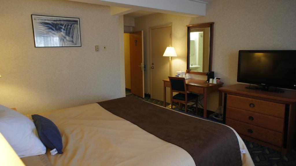 Travelodge By Wyndham Niagara Falls At The Falls Экстерьер фото